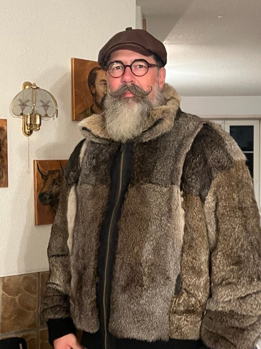olivier mit pelzmantel